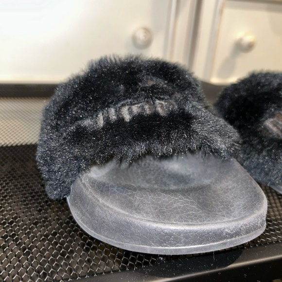 Fenty x Puma Faux Fur Slides - Picture 3 of 3